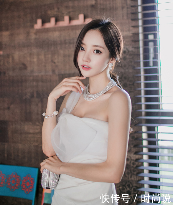 肤白貌美的小姐姐，一袭抹胸连衣裙，清纯甜美温婉动人