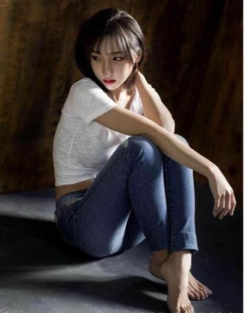 牛仔裤勾勒出的完美曲线,成功打造出好身材,让人移不开眼睛!