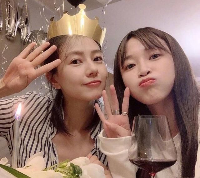 『 出门』小圆脸超像高圆圆，婆婆化妆出门比儿媳精致，赵又廷女儿首露正脸