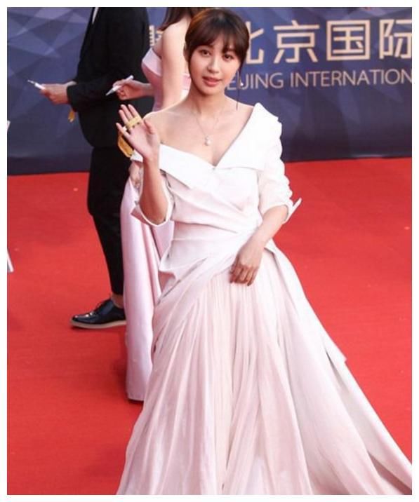 李菲儿：优雅迷人，美的出尘脱俗！