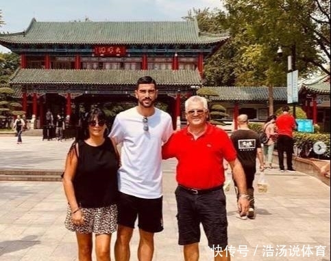 鲁能外援带家人游览济南泉城风光，费莱尼更要在退役后游遍全中国