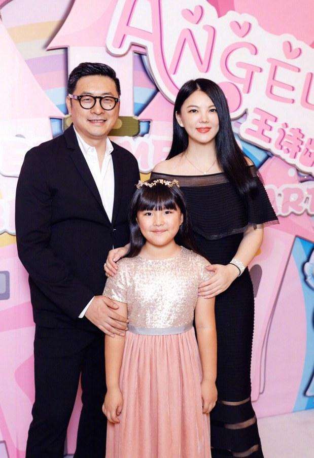 李湘真厉害! 穿的是包臀裙还夹得这么紧 网友: 这尺寸也未免太尴