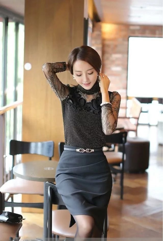 气质小姐姐穿搭性感蕾丝，妩媚的身姿尽显女性娇柔气息，吸睛无数