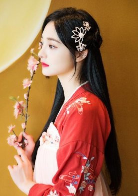 同是98年，周洁琼脖子粗到上热搜，拍照不敢露，孟美岐却美成仙女