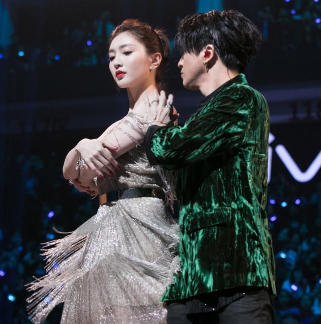 薛之谦真有福气，江疏影为给他伴舞穿12厘米高跟鞋，红衣美人！