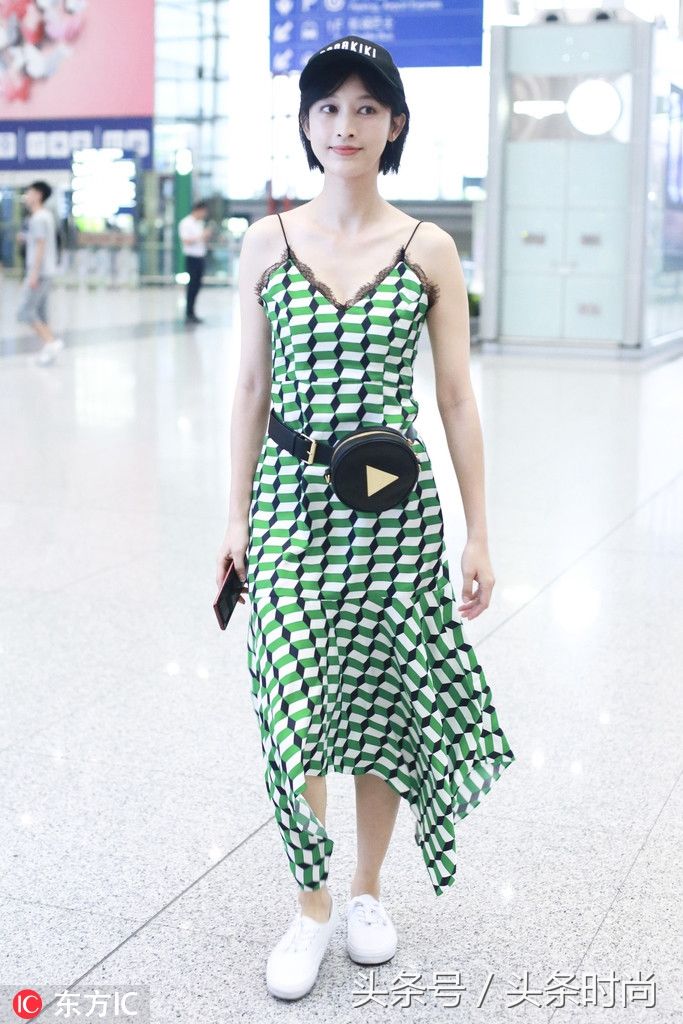 张俪最新机场街拍|穿上这条吊带裙 可以撩起整个世界