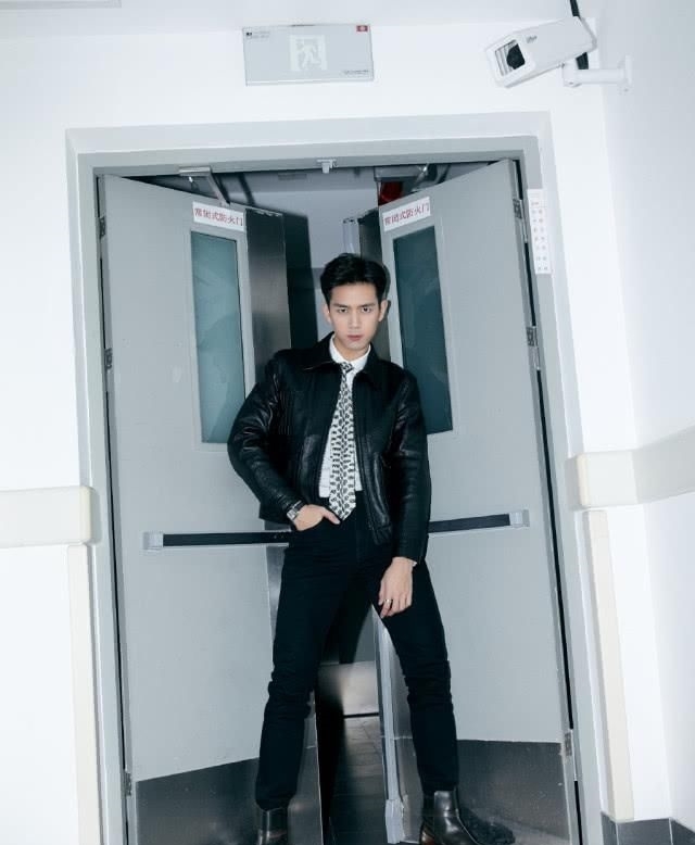 #皮衣#183cm肖战和185cm李现，同样搭配皮衣，腿长就是任性！