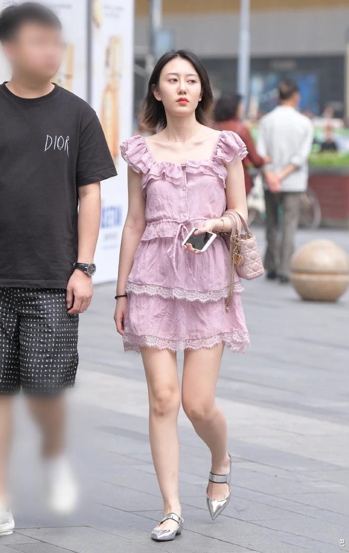 『短裙』街拍:阿姨一把年纪了,为了装年轻扮可爱,这套短裙很适合吧?