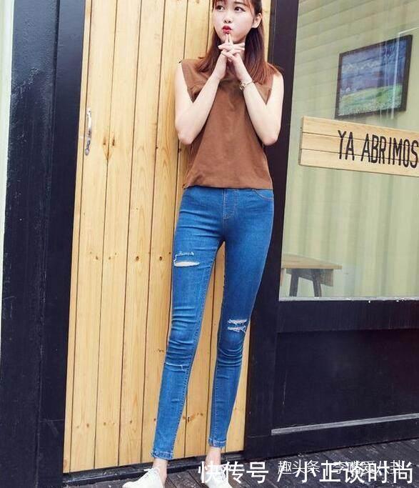 街拍,高个子外国美女穿着时尚,尽显身材高挑,撩发动作很迷人!