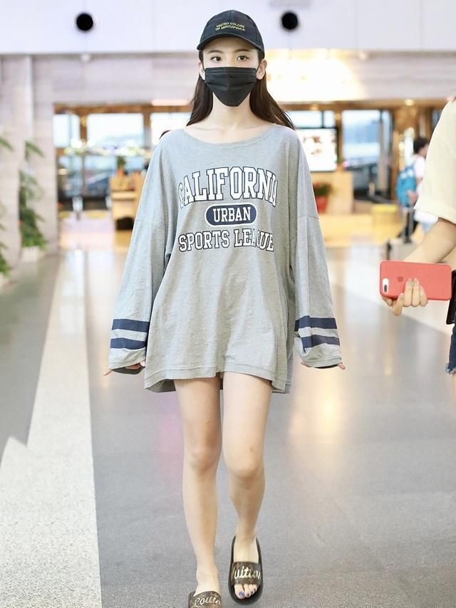 40岁陈紫函小腹微凸，敢穿T恤配拖鞋，却不输小20岁杨超越!