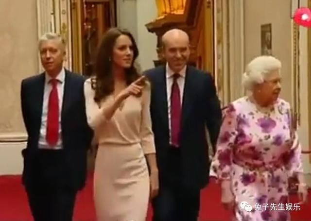 羡慕，女王陛下竟然这么宠爱孙媳，和凯特王妃一起选婚纱礼服！