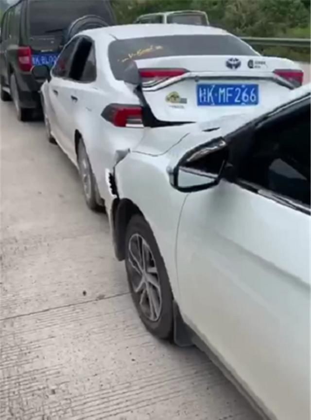 【未弹】14万马自达3发生追尾,引擎盖变形,但气囊未弹出,可见其质量