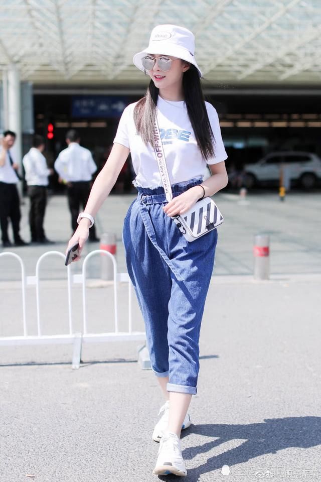 29岁沈梦辰白T配短裙现机场，脚却穿了双马丁靴，看着都觉得热！