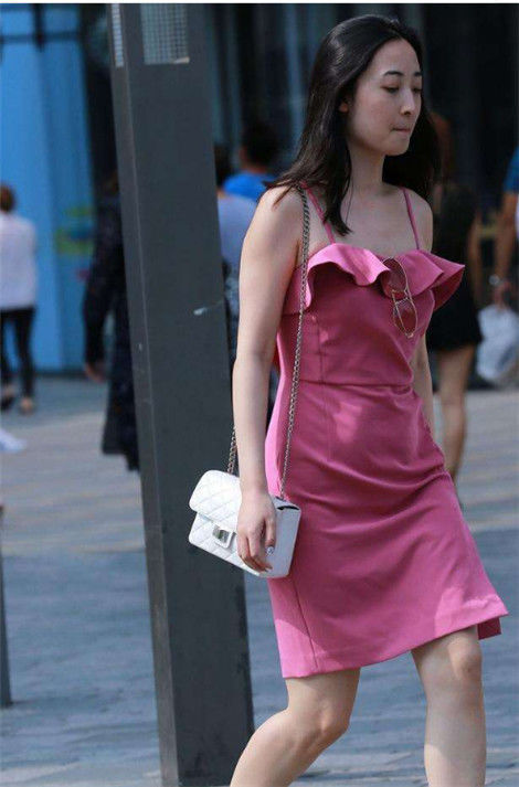  小美女：街拍：清爽时尚的小美女，毛边短裤和黑色吊带搭配，时尚又大气