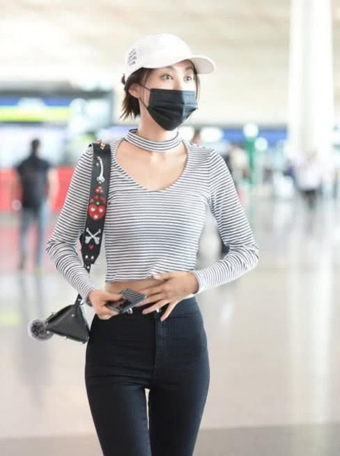 34岁李菲儿太厉害！浑身仅穿一件T恤，网友：这“蜜桃臀”真好看