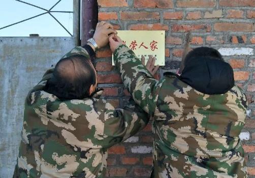 给退伍军人颁发的“光荣牌”到底有多贵看看材质就知道了