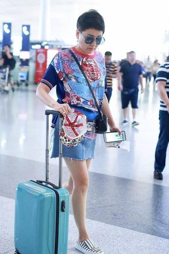 看56岁张凯丽穿短裤，再看63岁赵雅芝终于见识了真正的少女感