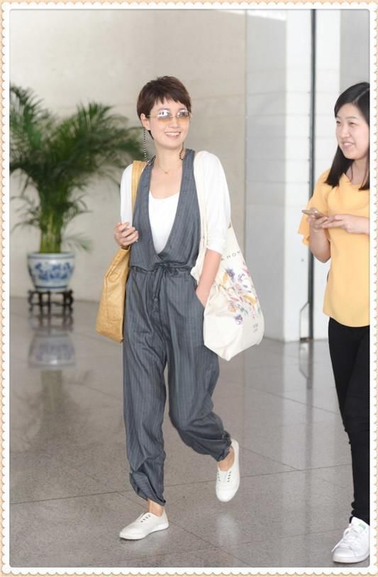 164马伊琍穿西装阔腿裤却配平底小白鞋？网友：终于理解文章了！