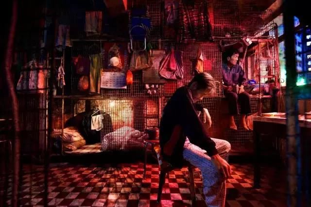 11平能住2人，香港继“棺材房”后又出“水管房”