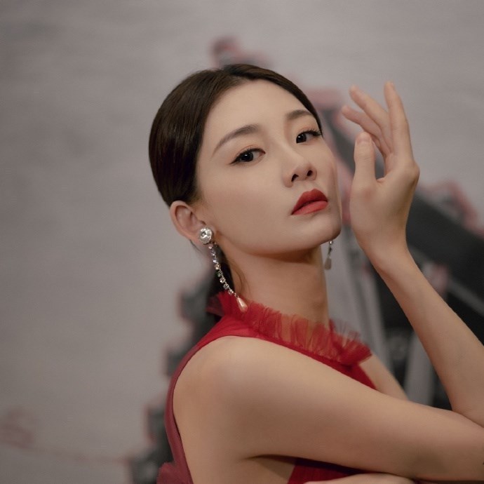 # 薄纱#有一种妩媚动人的冷艳之姿,超美,苗苗穿起这一袭红色薄纱长裙