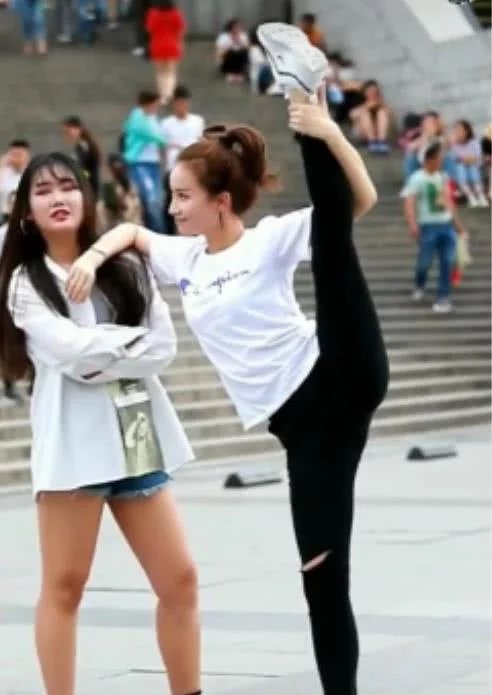 街拍：穿紧身破洞裤的小姐姐，当街大劈叉，当你女朋友可以吗？