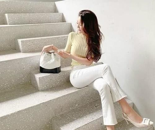 『尽显』街拍:美女穿着时尚搭配白色阔腿裤,尽显丰腴身姿