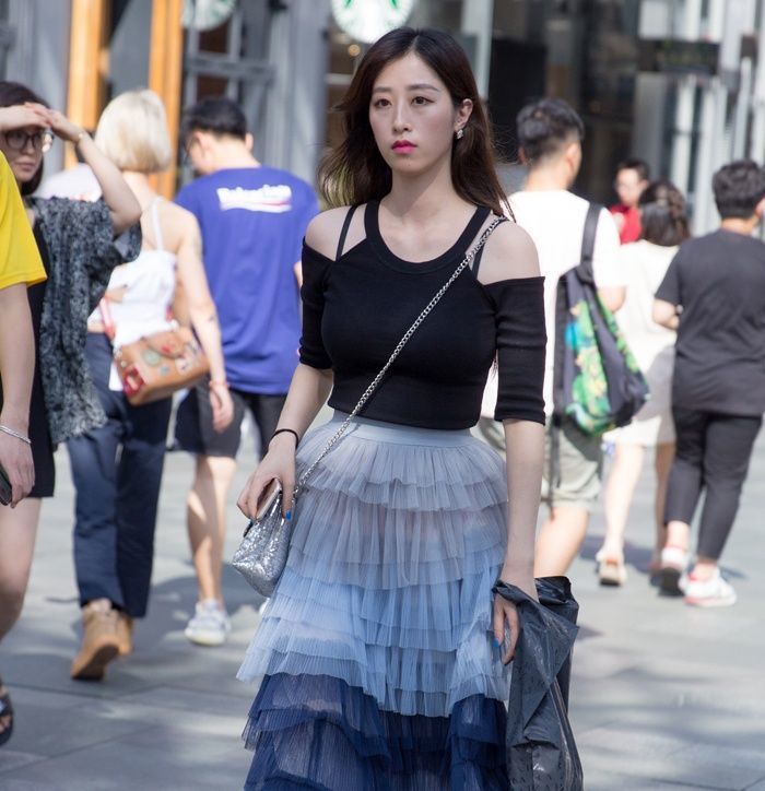  「清爽」街拍：笑容甜美小姐姐，搭配牛仔短裤，给人清爽怡人的感觉