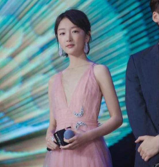 周冬雨真大胆，性感深v露背很撩人，旁边的李易峰挺尴尬的