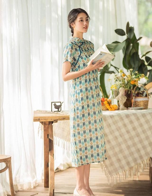 #复古#开春第一件裙子建议“旗袍裙”,慵懒随性还复古,美成初恋模样