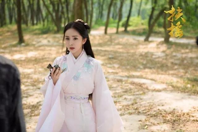 “行走的衣柜”换人了?杨幂也只能表示服气!