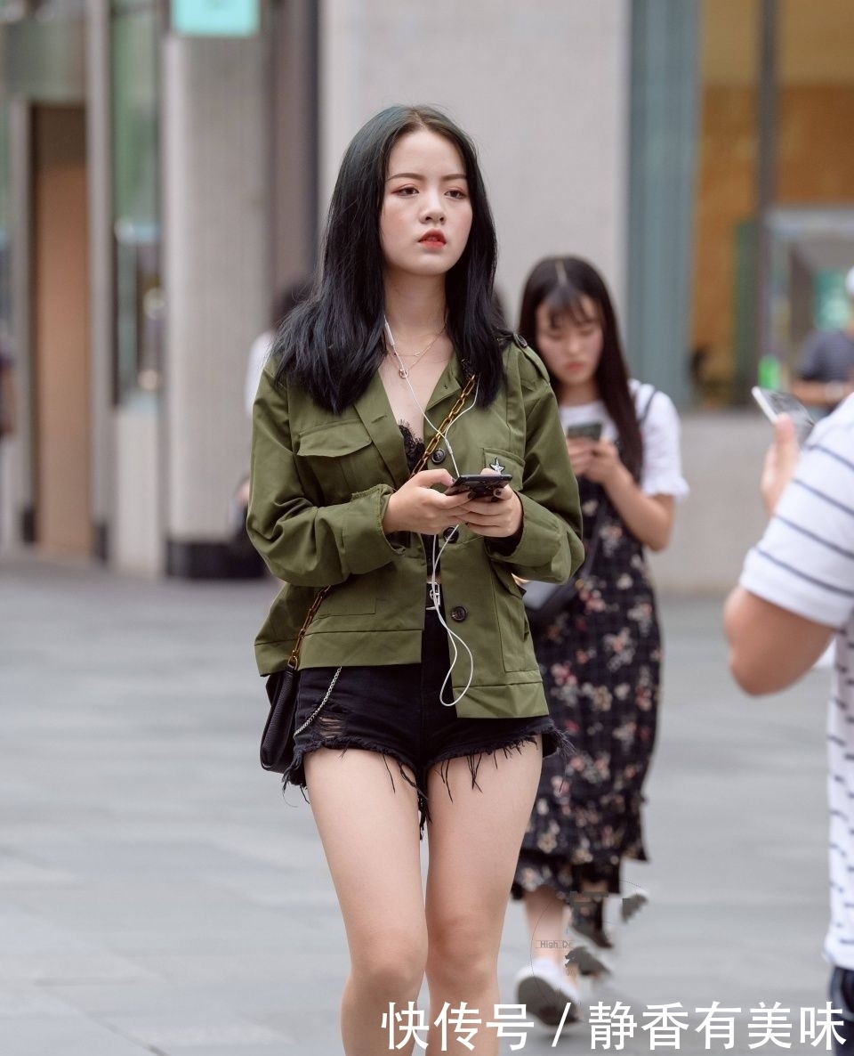  「漂亮」街拍：每个漂亮的女生都应该有一双一字带高跟凉鞋