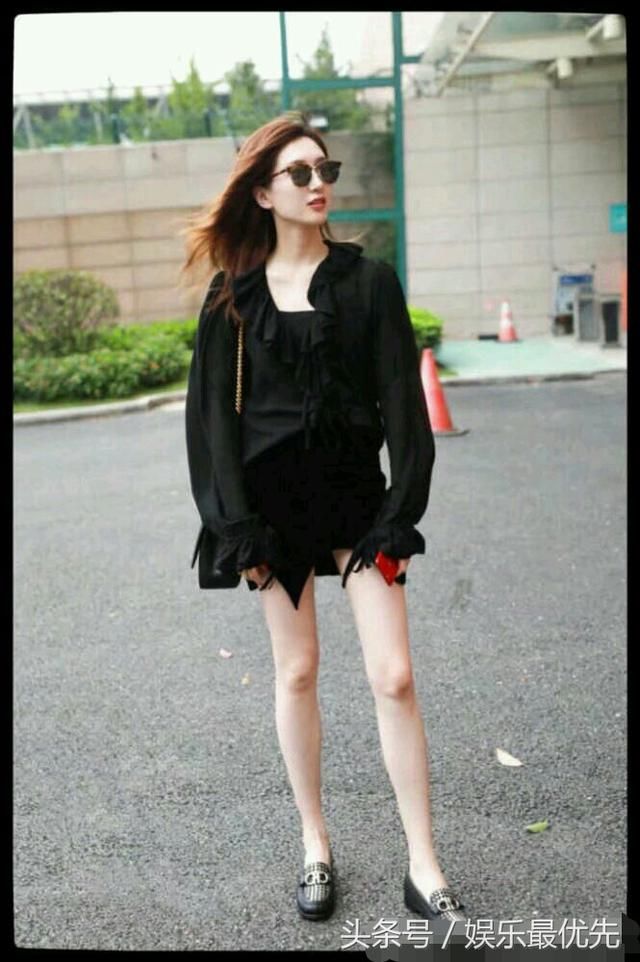 江疏影穿时尚超短裙，被网友误认为“生理裤”