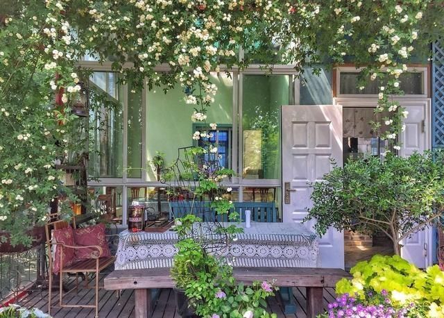  城里人■等我老了，就在乡下买个带院子的房子，每天喝茶赏花，