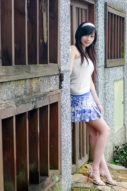 一个在城市公园里的美丽清纯淑女姑娘