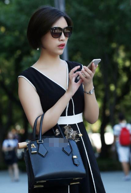 气质小姐姐V领穿搭身材窈窕，黑白裙子飘逸灵动，三分是身材，七