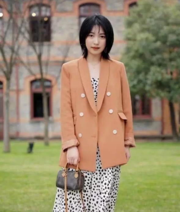 「富有」街拍:短发美女,个性穿搭美丽而富有气质,亲和力十足