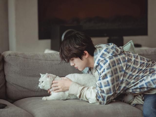 【扎心】当范丞丞遇到千玺！一个复古一个暖男，被00后叫哥哥扎心了！