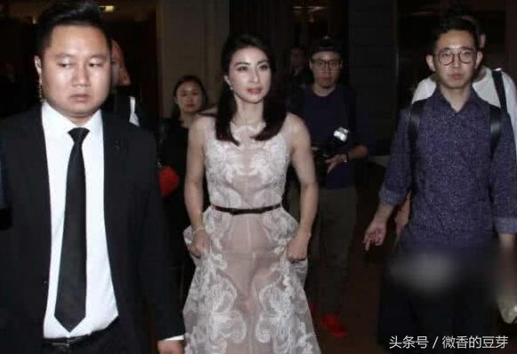 郭晶晶穿礼服出席活动，好身材一览无遗，网友:终于穿出了阔太气