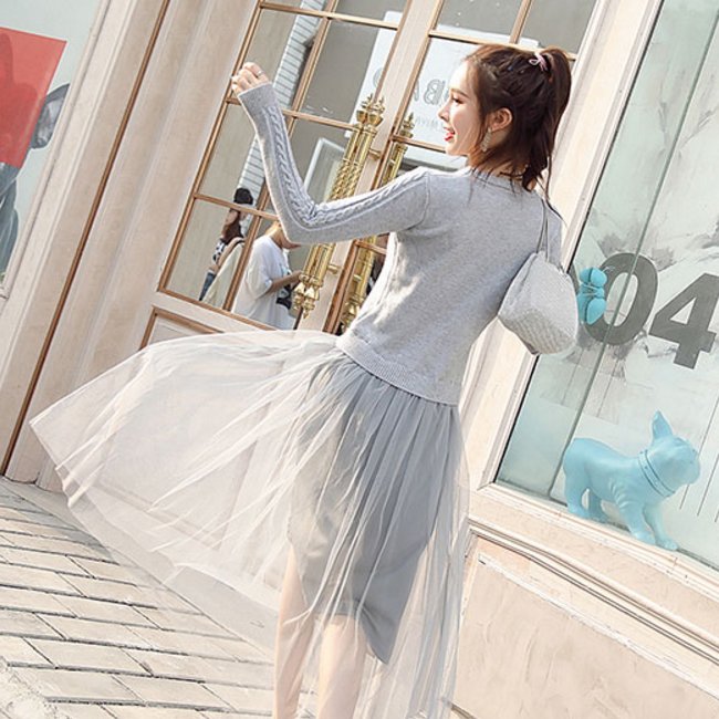 我只告诉你，今秋流行这样穿女裙，瞧下面这几款，果然真心美