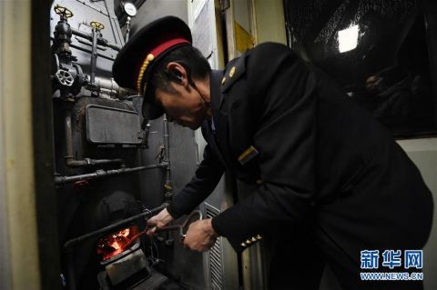  [列车停靠]连接城乡的“绿皮小慢车”