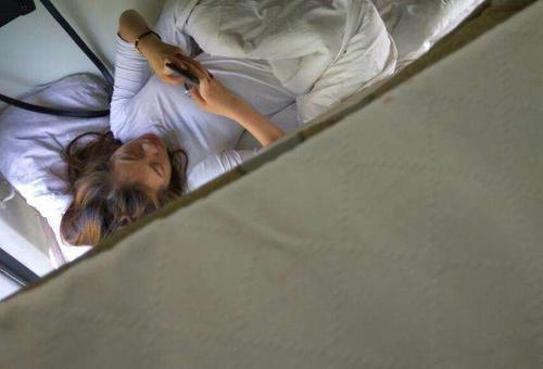 为何在选择火车卧铺时，女生最好不要选下铺？不看还真不知道！