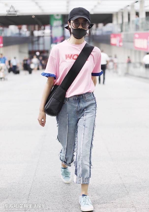 郁可唯真胆大!竟把牛仔裤“反穿”来走机场,网友:这叫时尚!