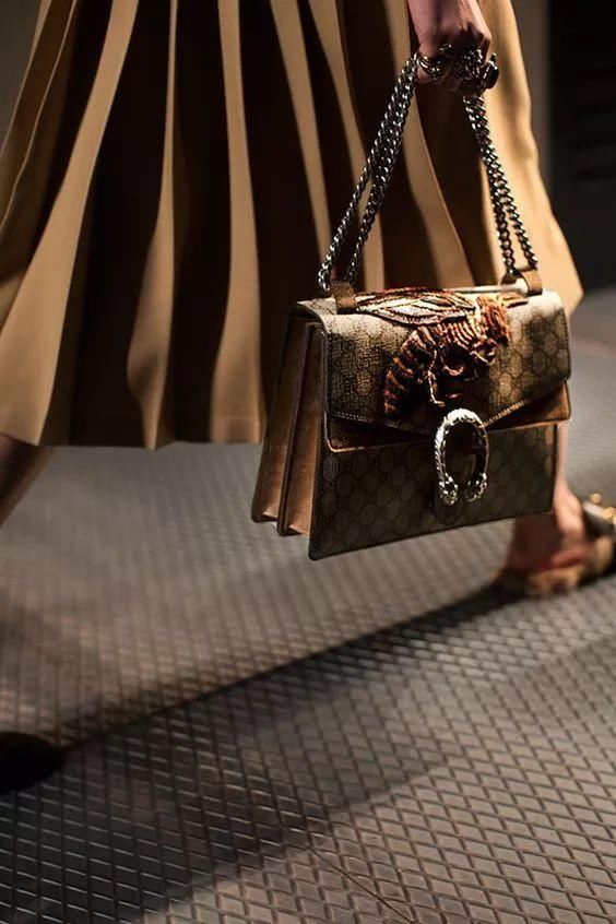 时尚圈里的动物世界?动物上身也要了解背后的故事!