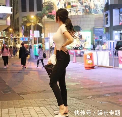 性感姐姐时尚街拍纯白色T恤搭配一款黑色的紧身热裤,凸显迷人好气