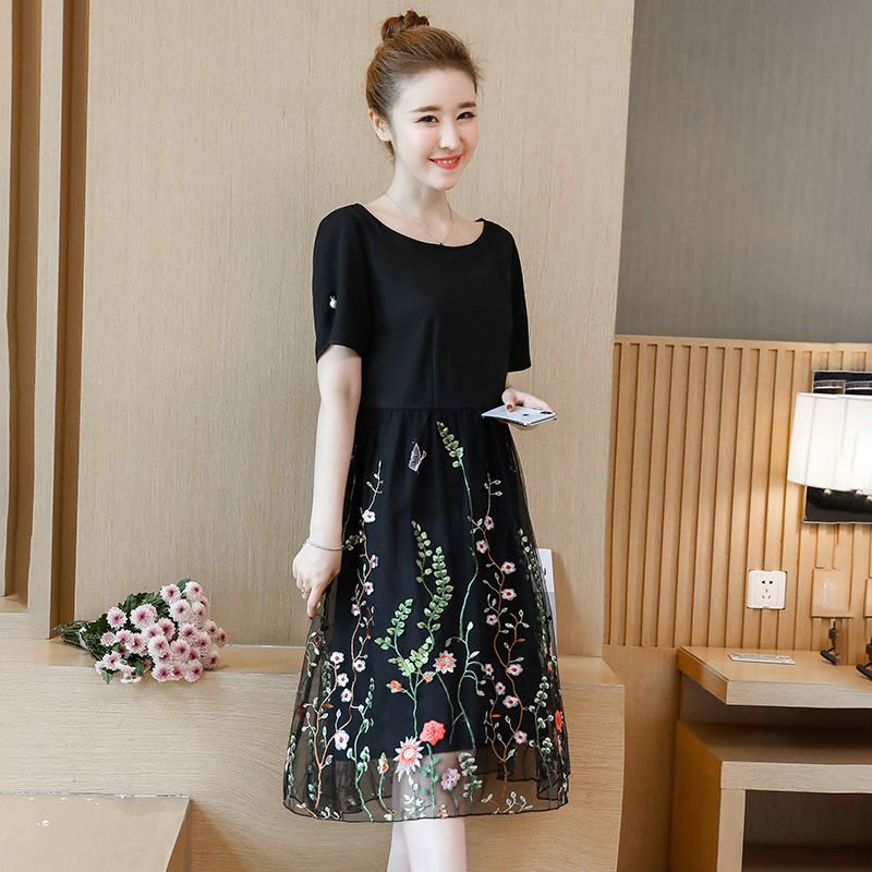 不是我吹，70后女人出门穿这样的美裙，配高跟，高挑迷人有气质