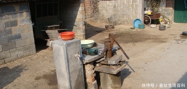  「打井」农村“村村通”开展之后，自来水进入千家万户，农民为