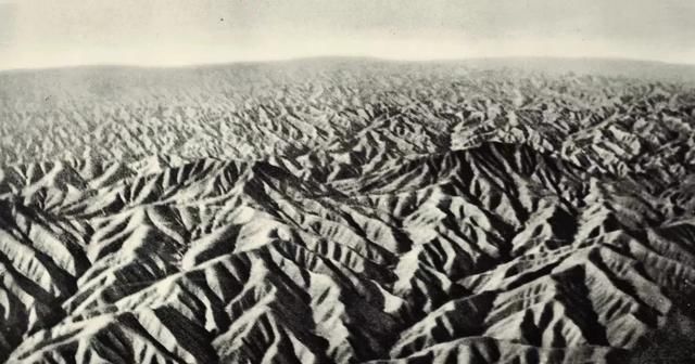 飞行员眼中陕西省一个地下村庄起居室的 天窗