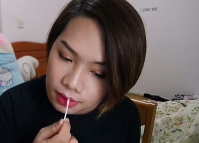 女子被人被批长得丑，气的下去化妆打扮，化妆后模样让人傻眼！