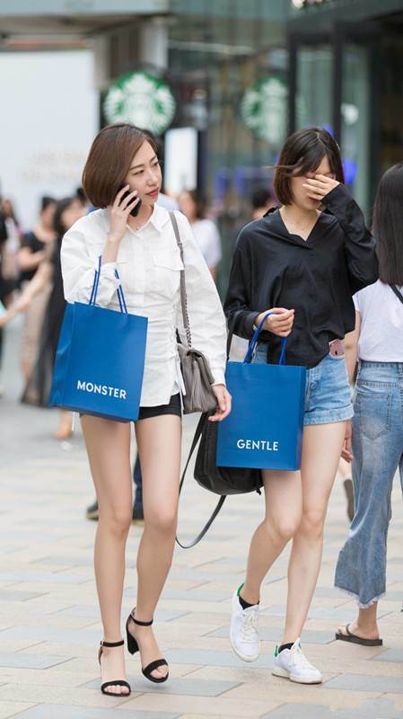 路人街拍，小姐姐穿着干练又时尚，窈窕身姿尽显典雅诱人的魅力！