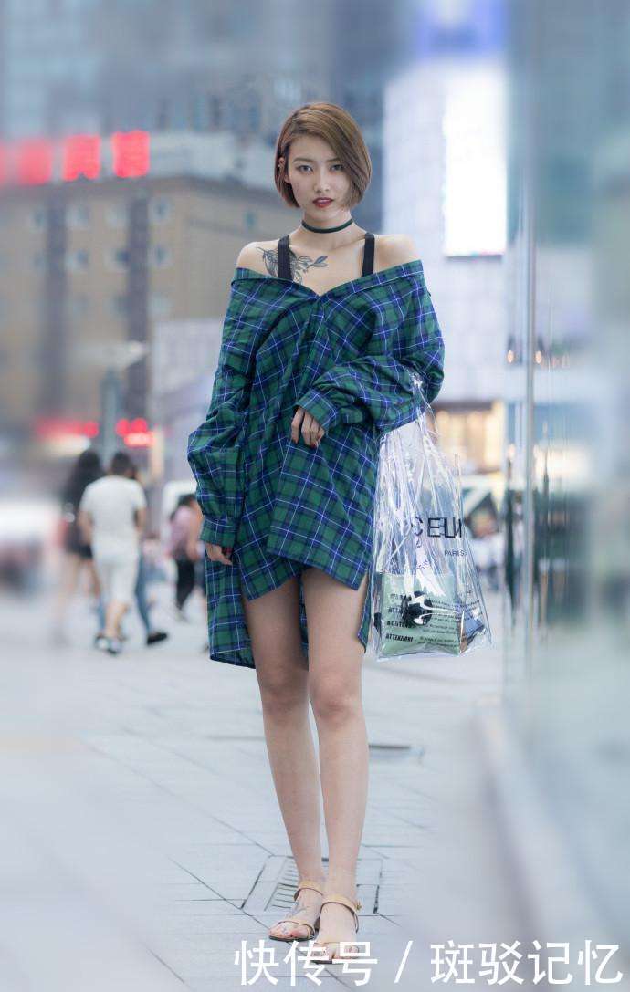 街拍:被穿黑色小短裙配高跟鞋的小姐姐撩到了,真的有气质又漂亮